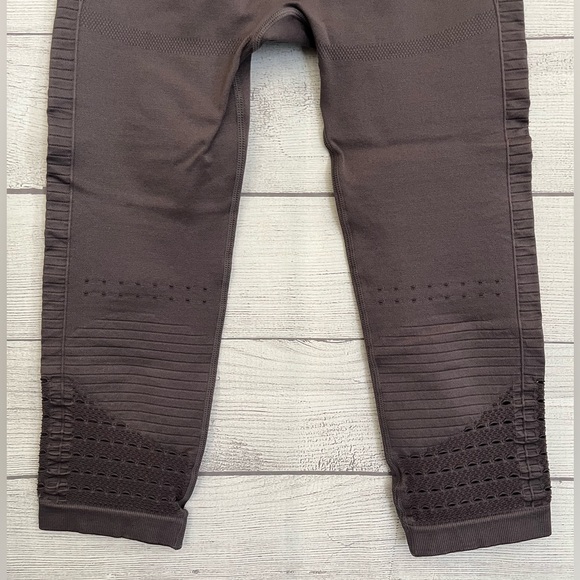 Gymshark | Women's Cropped Leggings Charcoal - Picture 6 of 8